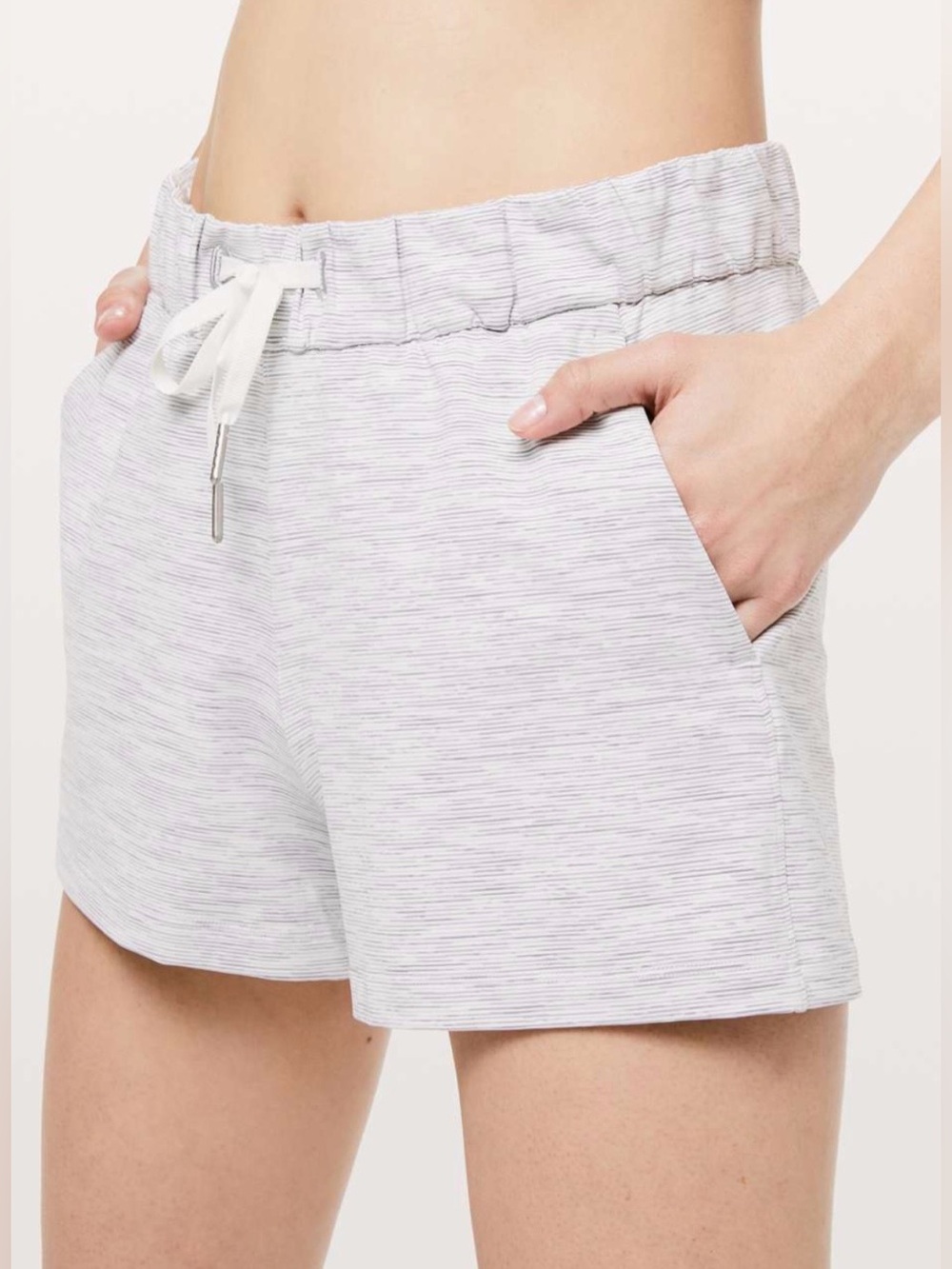 Lululemon On The Fly Shorts *2.5" Women’s 6 White Gray Full-On Luxtreme Stretch